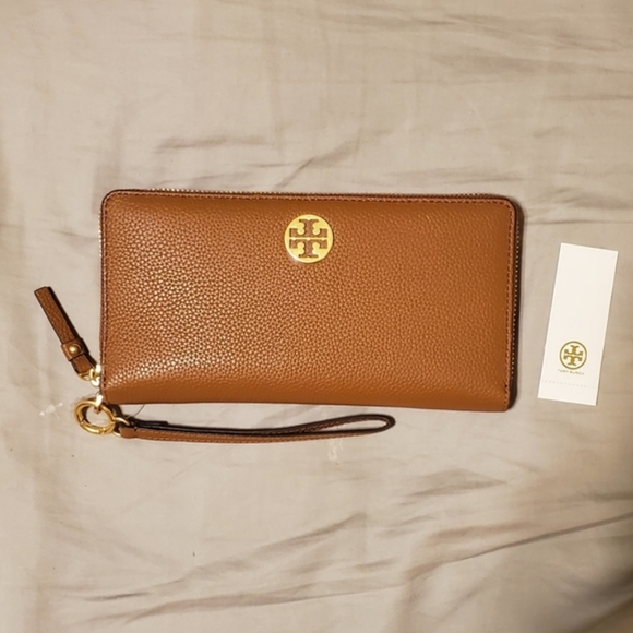 Tory Burch Handbags - NWT Tory Burch Everly Passport Continental Wallet